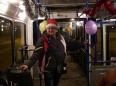 Кондуктор в костюме Деда Мороза будет выдавать билеты в автобусе в Новогоднюю ночь