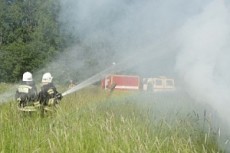 В Кречевицах на территории аэродрома спасатели МЧС провели тренировку по ликвидации природных пожаров