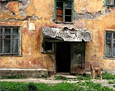 Петербургская компания не выполнила ремонт домов в Великом Новгороде и Боровичах. Теперь контракт расторгнут а подрядчику грозят многомиллионные штрафы