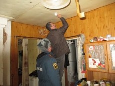 В домах новгородских социально неблагополучных семей поставили пожарную сигнализацию