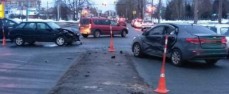 В Великом Новгороде на улице Нехинская «ВАЗ-2114» проехал на красный свет и столкнулся с «КИА Рио»