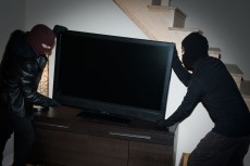 Преступников задержали прямо с краденым телевизором