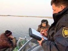Двоих новгородцев оштрафовали и конфисковали у них лодку за ловлю рыбы во время нереста