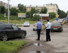 Очередной «Дорожный рейд» прошел в Боровичах. Было остановлено свыше 150 машин, принадлежащих неплательщикам. Пять машин арестовано, остальные платили на месте.