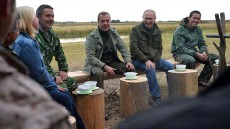 На Ильмене Президент России и премьер-министр побеседовали с рыбаками и отведали ухи. Медведеву рыбы не досталось, но уха все равно понравилась (фото)