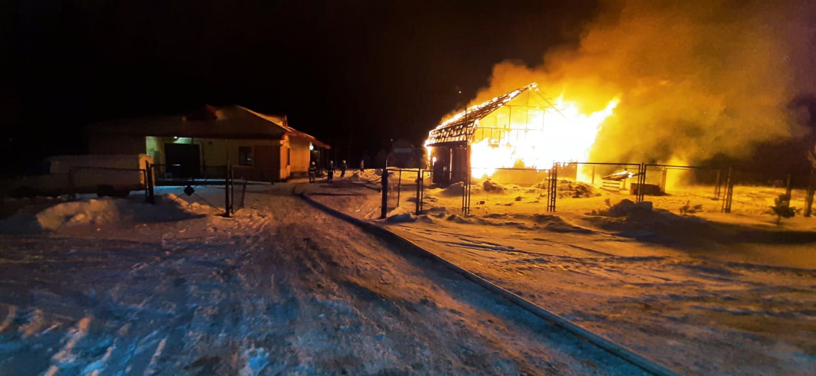 19 января в деревне Ращеп в Новгородском районе сгорела крупная хозяйственная постройка. (фото)
